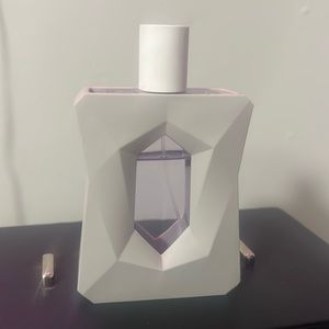 Arianna Grande perfume.